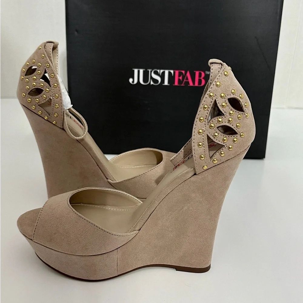 NIB JustFab Clea Nude Studded Cutout Wedge Heels Sandals Size 8.5 Platform Shoes